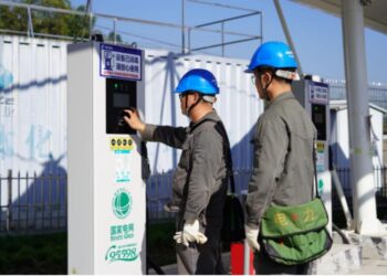 ‘ไฟฟ้าท้องถิ่นจีน’ เดินเครื่อง ‘สถานีชาร์จรถยนต์ EV’ แบบอัตโนมัติ