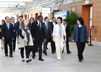 เผิง ลี่หยวน ภริยาสี จิ้นผิง ร่วมงานกระชับมิตรเยาวชนจีน-สหรัฐฯ ‘สานสัมพันธ์จีน-สหรัฐฯ คนหนุ่มสาวไปด้วยกัน’