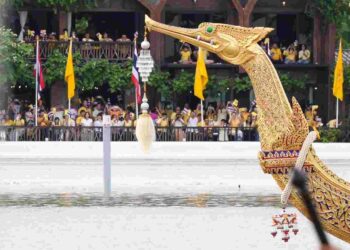 พระราชพิธีทรงบำเพ็ญพระราชกุศลถวายผ้าพระกฐิน โดยขบวนพยุหยาตราทางชลมารค