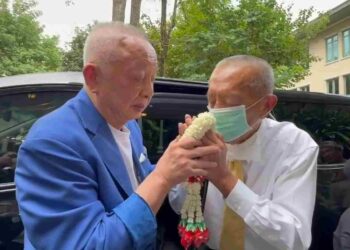 ภาพชีวิต! ‘ชูวิทย์-สนธิ’ กอดยุติความขัดแย้ง