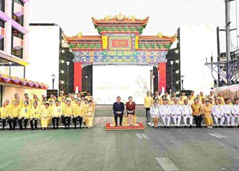 ในหลวง-ราชินี เสด็จฯเปิดซุ้มประตูเฉลิมพระเกียรติ 72 พรรษา
