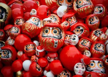 นักชอปเยือน ‘ตลาดตุ๊กตาดารุมะ’ รับต้นปีใหม่ในญี่ปุ่น