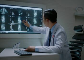 สูงวัยต้องระวัง “กระดูกสันหลังเสื่อม” รู้เร็ว รักษาได้