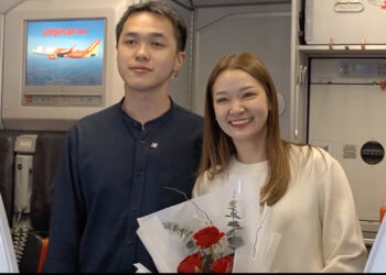 หนุ่มเซอร์ไพรส์ขอแฟนสาวแต่งงานบนสายการบินเวียดเจ็ท