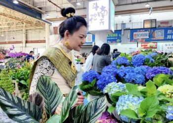 บล็อกเกอร์หญิงไทยบุก ‘ตลาดดอกไม้’ ใหญ่สุดในเอเชีย สัมผัสประสบการณ์ประมูลสุดตื่นเต้น