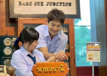 เวลาผ่านไป 10 ปี มีบางอย่างที่เปลี่ยนไป และมีบางอย่างที่ยังมั่นคง ชมเรื่องราวความรักของ บีม และ ปาล์ม ใน “รุ่นพี่เดอะซีรีส์“