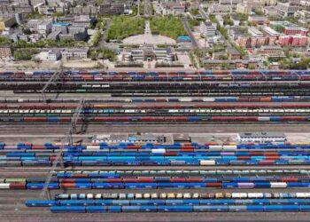 ด่านอาลาซานโข่วในซินเจียง รองรับรถไฟสินค้าจีน-ยุโรปกว่า 5,000 เที่ยวในปี 2025