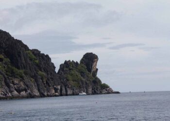 สนธิกำลังดำน้ำเก็บกู้ลอบประมงดักปลาในเขตอุทยานแห่งชาติ บริเวณเรือรบหลวงปราบ