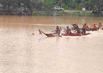 ปะทิวจัดแข่งขันเรือยาว 6 ฝีพายสุดคึกคัก พร้อมสืบสานประเพณีลอยกระทงบ้านบางแหวน