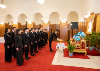 เมืองไทยประกันชีวิต นำคณะผู้บริหารลงนามถวายความอาลัย และถวายสักการะเบื้องหน้าพระฉายาลักษณ์ สมเด็จพระนางเจ้าสิริกิติ์ พระบรมราชินีนาถ พระบรมราชชนนีพันปีหลวง