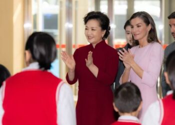 มาดามเผิง ลี่หยวน และพระราชินีเลติเซียแห่งสเปน เยี่ยมชมศูนย์สาธิตบริการผู้พิการ กรุงปักกิ่ง