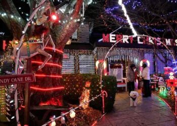 แสงสีไฟประดับ ‘คริสต์มาส’ ส่องสว่างทั่วชุมชนในแวนคูเวอร์