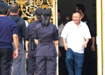 ‘ทักษิณ ชินวัตร’ เริ่มวันแรกแห่งการพักโทษ! ประมวลภาพครอบครัว-คนเสื้อแดง ต้อนรับอบอุ่น