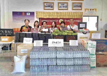 กลุ่มพันธมิตรจิตอาสาและกลุ่มศิษย์เก่าหลายสถาบัน จัดเลี้ยงอาหารและมอบสิ่งของแก่ บ้านพักคนชราหญิง เนื่องในวันเฉลิมพระชนมพรรษา
