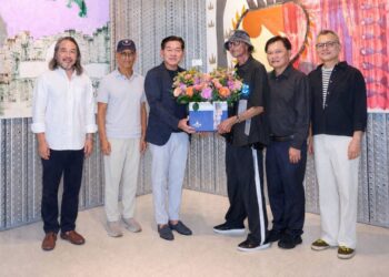 วิชา พูลวรลักษณ์ ร่วมแสดงความยินดีแก่ รัตน์ โอสถานุเคราะห์ ในโอกาสจัดนิทรรศการจิตรกรรมเดี่ยวครั้งแรก “Princess of Anxiety”