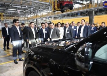 ประธานาธิบดีเมียนมาร์เยี่ยมชมโรงงานผลิต VinFast ในเมืองไฮฟอง