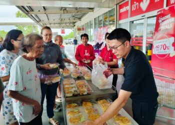 แม็คโคร-โลตัส ระดมความช่วยเหลือผู้ประสบภัยน้ำท่วม ส่งอาหารพร้อมรับประทาน เครื่องดื่ม และของใช้จำเป็น ถึงพื้นที่ประสบภัย