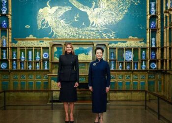 สุภาพสตรีหมายเลขหนึ่งของจีนและสหรัฐฯ เยี่ยมชมพิพิธภัณฑ์ศิลปะเอเชียแห่งชาติสมิธโซเนียน